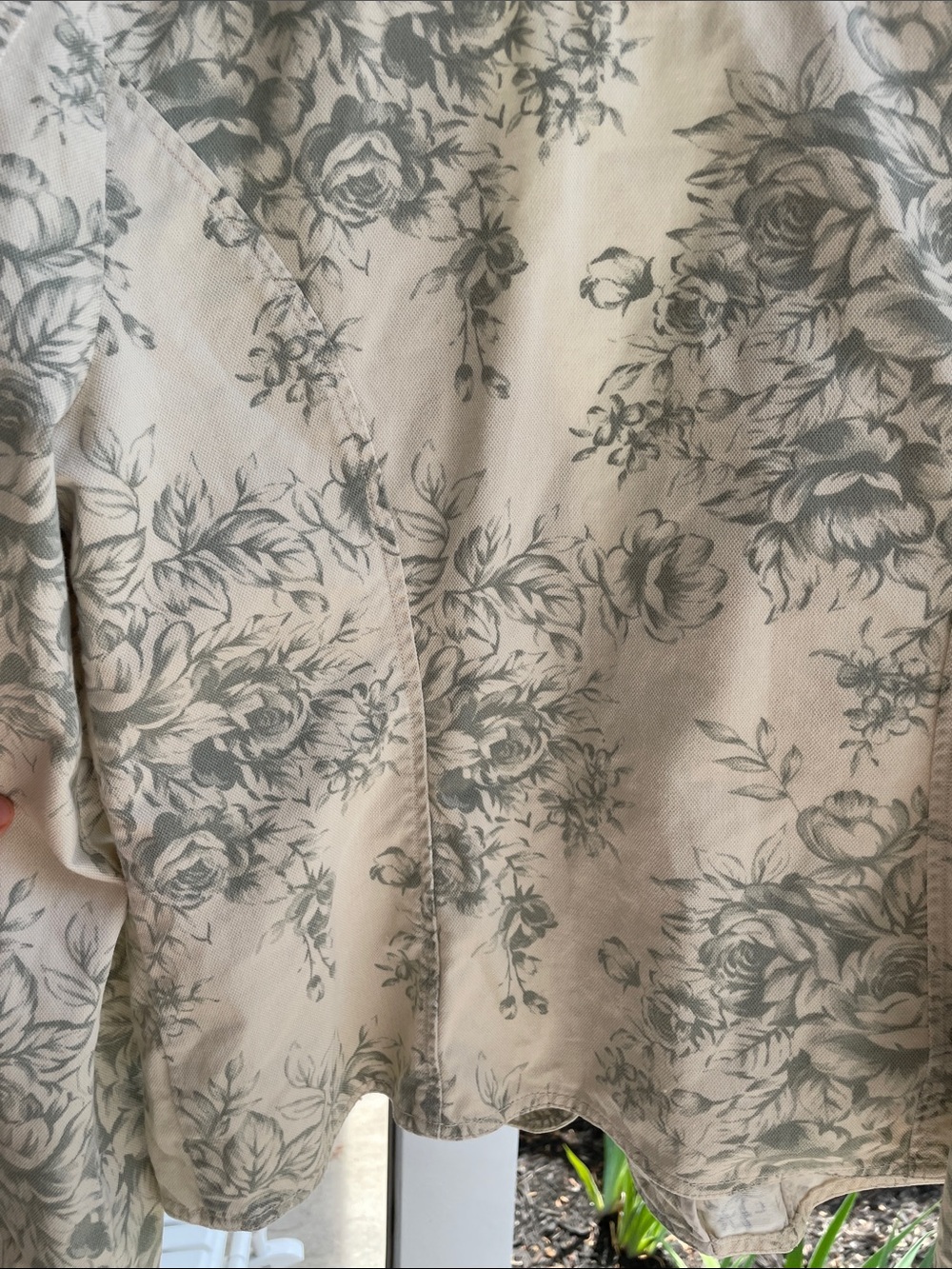 Adorable light Glory Cream Floral Jacket. Great with jeans or dress - Picture 8 of 13